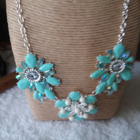 Statement Mint Green Flower Necklace Silvertone - Picture 2 of 4